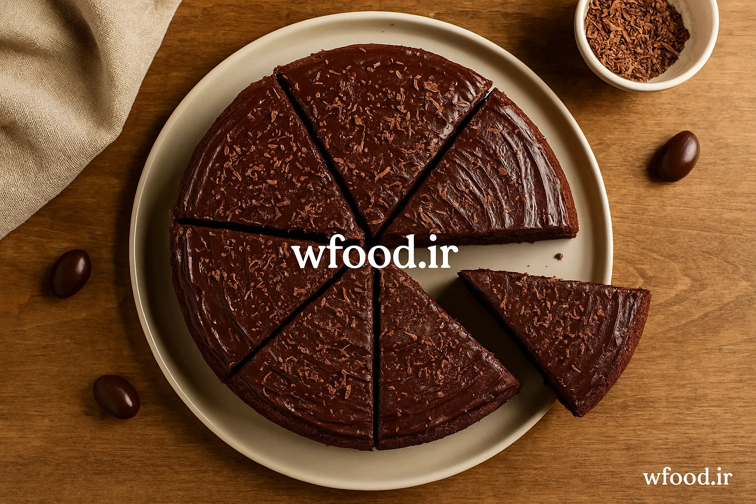 تصویر کیک شکلاتی گرد با بافت نرم و طعم غنی شکلاتی، نمونه‌ای عالی از یک کیک خانگی خوشمزه است. این کیک با استفاده از پودر کاکائو مرغوب، تخم‌مرغ، آرد و شکر تهیه شده و در فر با دمای مناسب پخته می‌شود تا بافتی لطیف و پف‌دار داشته باشد.